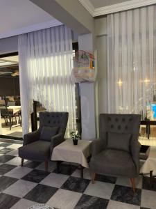 een woonkamer met 2 stoelen en een tafel bij Soykan Hotel in Marmaris