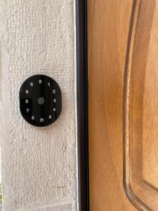 una puerta negra en una puerta de madera en CIVICO 33, en Bisceglie