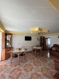 Pensiunea Casa Ana في أغابيا: غرفة معيشة مع طاولتين وأريكة