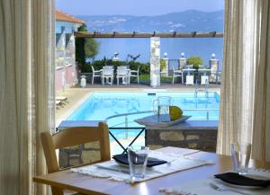 Bazén v ubytování Aeolis Apartments & Studios nebo v jeho okolí
