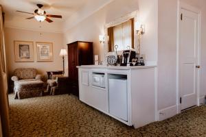 The Hotel Paisano في مارفا: غرفة مع مطبخ مع كونتر ومروحة سقف