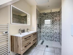 Bilik mandi di L'ABBAT-JOUR - Le Saphir - Plein Sud - Thermes +9 gambar