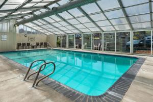 una gran piscina con techo de cristal en Pelican Shores Inn, en Lincoln City