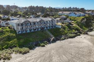 - une vue aérienne sur une grande maison sur la plage dans l'établissement Pelican Shores Inn, à Lincoln City