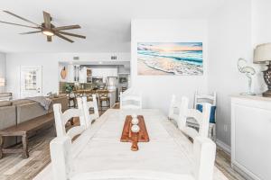 Ένα ή περισσότερα κρεβάτια σε δωμάτιο στο The Blue Fin House! Pool Table, Ocean View & Boardwalk to Beach