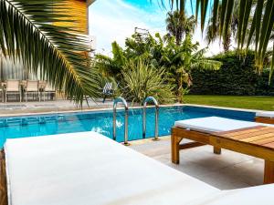 una piscina con tavolo e panca accanto ad essa di Villa Miami a Çeşme Altre 39 foto