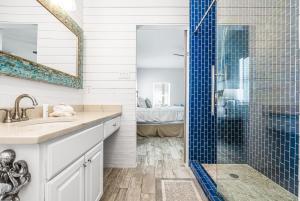 Ένα μπάνιο στο The Blue Fin House! Pool Table, Ocean View & Boardwalk to Beach +73 φωτογραφίες
