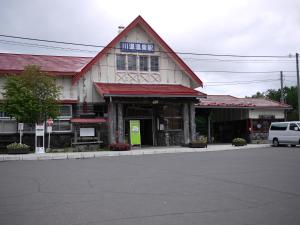 弟子屈町にあるKKRかわゆの建物前に停車する白いバン