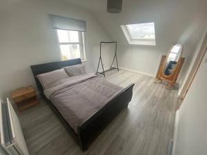 Postel nebo postele na pokoji v ubytování Téach Cara - 5 Bedroom - Culdaff