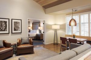 ein Wohnzimmer mit einem Sofa und einem Esszimmer in der Unterkunft Carmel Valley Ranch, in The Unbound Collection by Hyatt in Carmel Valley