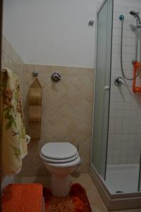 サン・ヴィート・ロ・カーポにあるCasa Mayleaのバスルーム(トイレ、シャワー付)