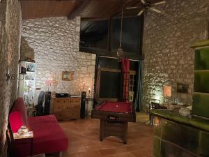 een kamer met een pooltafel in het midden van een kamer bij Las Vignes - Wo die Ruhe die Seele befriedet in Cazes-Mondenard