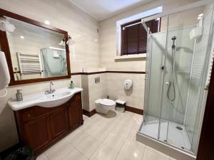 Ванна кімната в Pokoje Rezydencja Parysa
