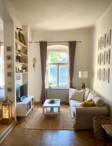 - un salon avec un canapé et une table dans l'établissement Apartmán Vincent, à Banská Štiavnica