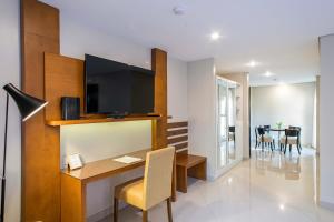 TV at/o entertainment center sa Las Lomas Casa Hotel