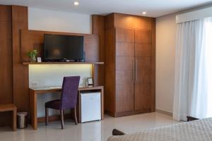 TV at/o entertainment center sa Las Lomas Casa Hotel