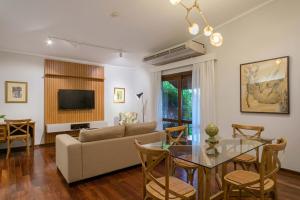 TV at/o entertainment center sa Las Lomas Casa Hotel