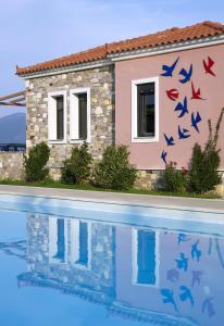 Bazén v ubytování Aeolis Apartments & Studios nebo v jeho okolí
