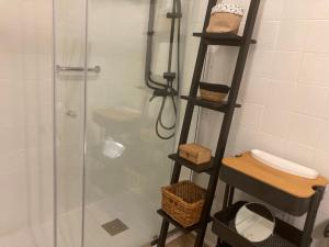 y baño con ducha con cabina de ducha de cristal. en Precioso piso en Baiona con vistas al mar, en Baiona 25 fotos más