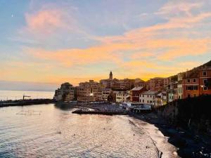- une vue sur la ville, l'eau et les bâtiments dans l'établissement Nervi residenziale a due passi dal mare, à Gênes
