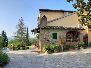 a building with potted plants on the side of it at Agriturismo Manetti in Montespertoli