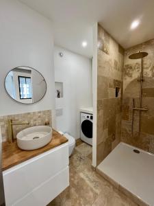 La salle de bains est pourvue d'un lavabo, de toilettes et d'une douche. dans l'établissement Cocon chic du Vieux port - Clim, à Marseille