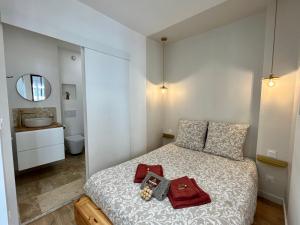 - une petite chambre avec un lit et une salle de bains dans l'établissement Cocon chic du Vieux port - Clim, à Marseille