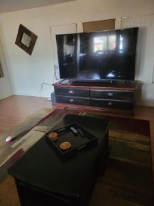 En tv och/eller ett underhållningssystem på R&R in Saguaro Natl Park