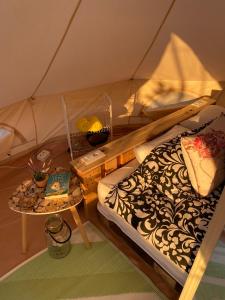 łóżko i stół w namiocie w obiekcie Estera Tent Camping w mieście Zadar