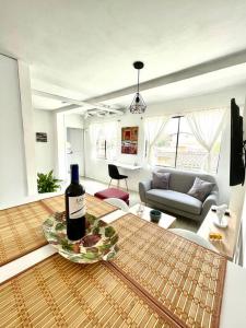 eine Flasche Wein auf einem Tisch im Wohnzimmer in der Unterkunft Spacious and comfortable apartment next to metro in Bello
