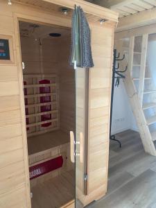 una sauna con puerta de cristal en una habitación en FeWo Schmiedi, en Lage