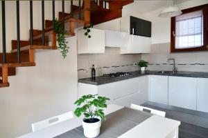 Kuchyň nebo kuchyňský kout v ubytování New LOFT free WI-FI & free parking [Milano-Linate]