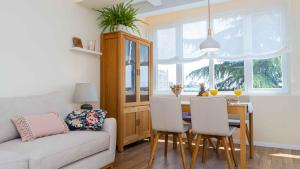 - un salon avec une table et des chaises ainsi qu'une salle à manger dans l'établissement Central DELUXE Apartment, à Bourgas