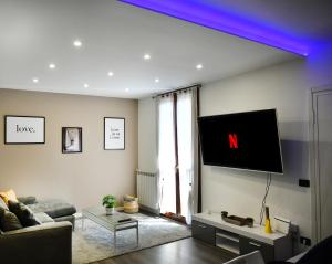 un soggiorno con TV a schermo piatto a parete di New LOFT free WI-FI & free parking [Milano-Linate] a Pioltello