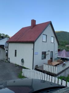 ein weißes Gebäude mit rotem Dach in der Unterkunft KAB Guesthouse in Bogen