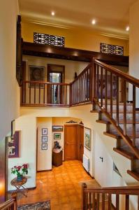 einen großen Flur mit einer Treppe in einem Haus in der Unterkunft Fantástica casa con vistas al mar in Arenys de Munt