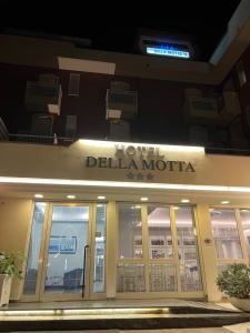 un panneau de l'hôtel della moto sur la façade d'un bâtiment dans l'établissement Hotel Della Motta, à Bellaria-Igea Marina