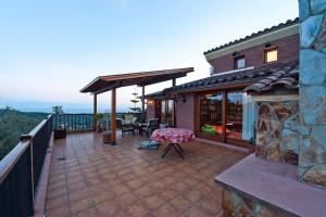 eine Terrasse mit einem Tisch auf einem Haus in der Unterkunft Fantástica casa con vistas al mar in Arenys de Munt