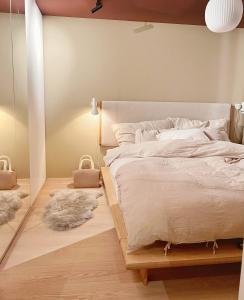 Postel nebo postele na pokoji v ubytování Skogsnært moderne rekkehus med uteområder