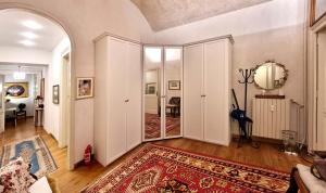una sala de estar con un arco y una habitación con una alfombra en Borgo Po bliss en Turín