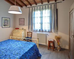 MalmantileにあるPodere La Casucciaのベッドルーム(青いベッド1台、窓付)