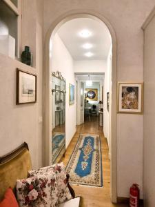 un pasillo con un arco que conduce a una sala de estar en Borgo Po bliss en Turín