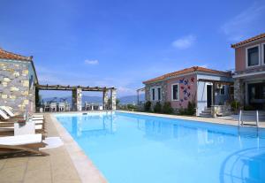 Bazén v ubytování Aeolis Apartments & Studios nebo v jeho okolí