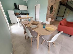Kuchyň nebo kuchyňský kout v ubytování ColorMix 3 étoiles - 95m2 Plein Centre - Ensoleillé Climatisé