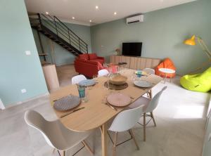 Posezení v ubytování ColorMix 3 étoiles - 95m2 Plein Centre - Ensoleillé Climatisé