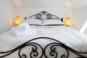 sypialnia z łóżkiem z ręcznikami w obiekcie Bryza w Łebie
