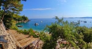 uma vista de um corpo de água com barcos nele em Mobile home Pelješac, Camp Vala em Orebić