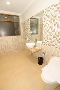 un bagno con lavandino e WC di Syailendra Hotel Syariah a Jepara Altre 37 foto