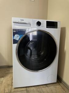 una lavadora blanca en una habitación en Catina`s Home en Burgas