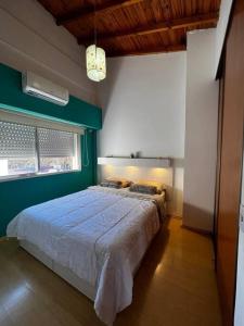1 dormitorio con 1 cama grande en una habitación en 2 amb Con rooftop y parrilla propia en Buenos Aires